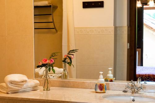 La salle de bains est pourvue d'un lavabo et d'un miroir. dans l'établissement Hotel Rústico Fonteverde, à Cuntis