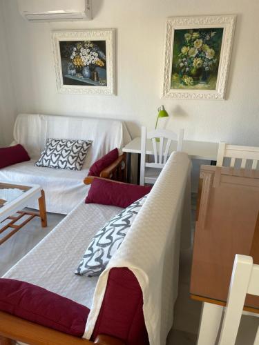 Sala de estar con 2 camas y mesa en Apartamento Carihuela a 300 metros playa, en Torremolinos