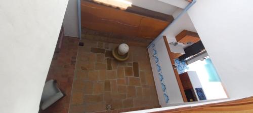 巴里查拉的住宿－Acogedora Casa en Barichara，步入式淋浴和石墙