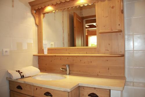 a bathroom with a sink and a mirror at GITE BALNEO LES AMARYLLIS in Taninges