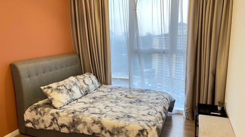 1 dormitorio con cama y ventana grande en Hannah's Cottage at KL East The Ridge en Kuala Lumpur