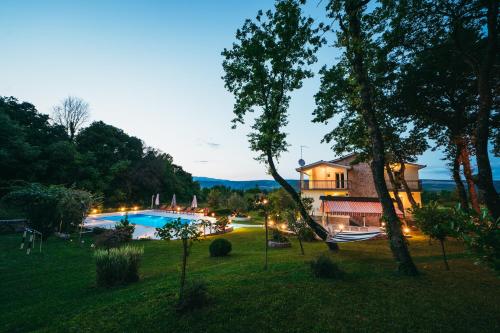 Bazén v ubytování Villa Estera nebo v jeho okolí