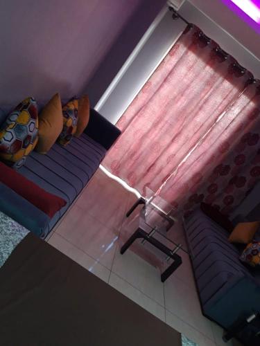 阿加迪爾的住宿－Islane，客房设有带沙发和窗帘的窗户。
