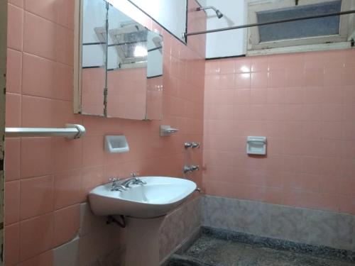 y baño con lavabo y espejo. en Casa céntrica El Rosal (cabaña) en San Rafael