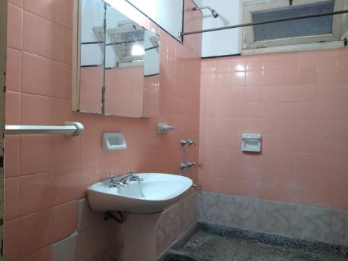 a bathroom with a sink and a mirror at Casa céntrica El Rosal (cabaña) in San Rafael