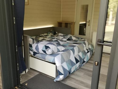 1 cama en la entrada de una habitación en Lodge avec terrasse, en Charmeil