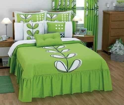 モヨバンバにあるALOJAMIENTO-EDUCOLの緑色のベッド(緑と白の掛け布団付)