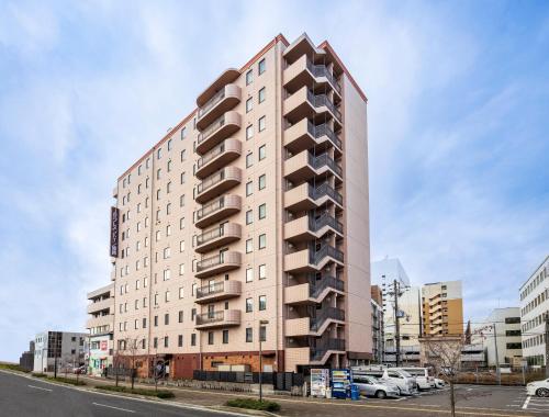 姫路市にあるJRクレメントイン姫路の通り沿いにある高い建物