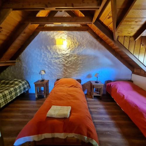 1 dormitorio con 1 cama grande en el ático en Cabana Don Tomas - Andarlibre en San Martín de los Andes