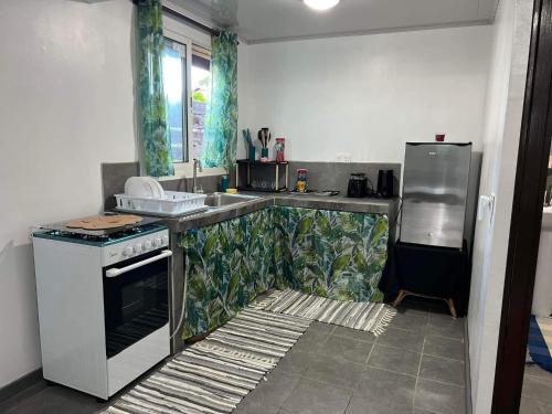 een keuken met een fornuis en een koelkast bij Bora Bora Hiva Home in Bora Bora