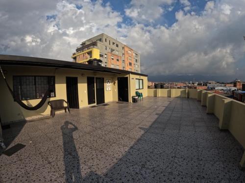une ombre d'une personne debout sur le toit d'un bâtiment dans l'établissement Hospedaje Continental, à Bogotá