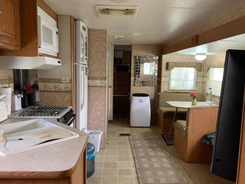 Dapur atau dapur kecil di Cabaña y Camper, en la laguna