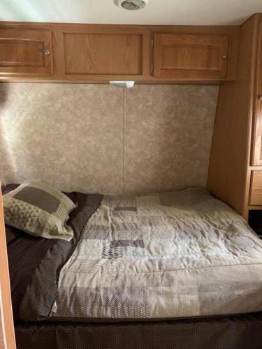Katil atau katil-katil dalam bilik di Cabaña y Camper, en la laguna