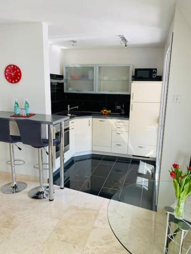 a kitchen with white cabinets and a black floor at Top Lage in Ulm - Dein Zuhause M Münster in Ulm