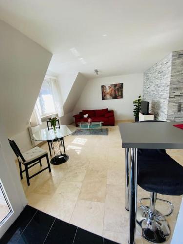 a living room with a couch and a table at Top Lage in Ulm - Dein Zuhause M Münster in Ulm