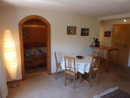 Habitación con mesa, sillas y cama en Chalet Aebnetbode, en Gstaad