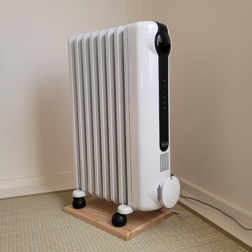 a white radiator sitting on a wooden stand at Biei Central Villa - Green Garden in Biei