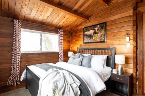 a bedroom with a bed in a log cabin at Muskoka Ski Chalet in Huntsville