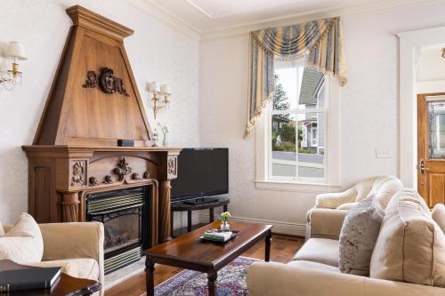 Seven Gables Inn on Monterey Bay, A Kirkwood Collection Hotelにあるテレビまたはエンターテインメントセンター