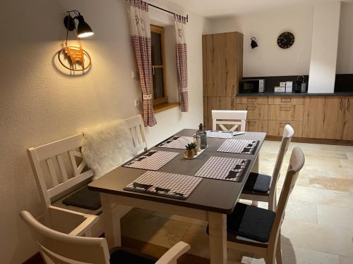 a dining room table and chairs in a kitchen at Ilgerhof Ferienwohnungen in Oberaudorf