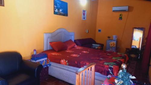 ein Schlafzimmer mit einem Bett und einem Weihnachtsbaum in der Unterkunft Hospedaje Luque in Luque