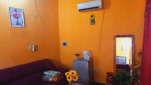 ein Wohnzimmer mit einem Sofa und einem Kühlschrank in der Unterkunft Hospedaje Luque in Luque