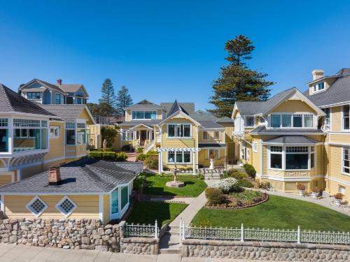 パシフィック・グローブにあるSeven Gables Inn on Monterey Bay, A Kirkwood Collection Hotelの庭付きの黄色い家々が並ぶ