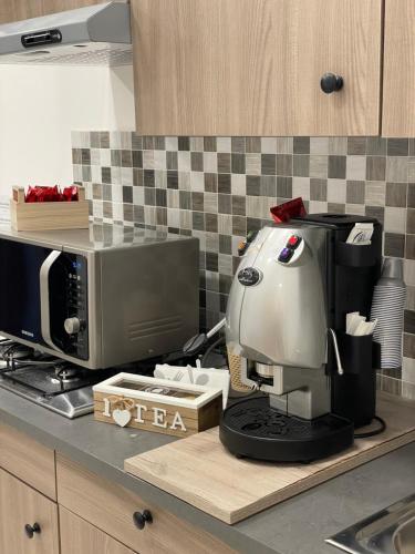 een koffiezetapparaat op een aanrecht in een keuken bij Central Rooms 128 in Palermo