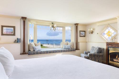 Seven Gables Inn on Monterey Bay, A Kirkwood Collection Hotelにあるベッド