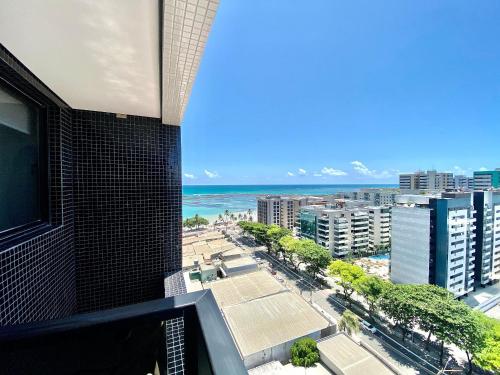 una vista sull'oceano dal balcone di un edificio di Edifício SKY Apto 1312 - ER Hospedagens a Maceió