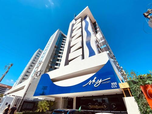 un edificio con un cartello sulla parte anteriore di Edifício SKY Apto 1312 - ER Hospedagens a Maceió