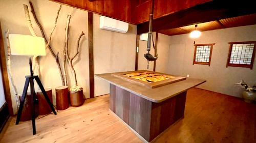 una habitación con un mostrador con una tabla de cortar en Machiya no Yado Gu en Nara