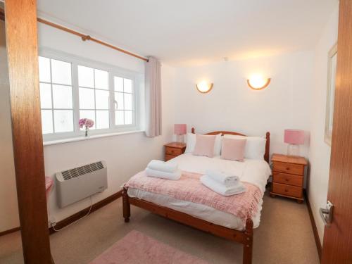 A bed or beds in a room at Primrose Cottage