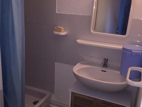 une salle de bain avec un lavabo et un miroir dans l'établissement Appartement T2 climatisé avec piscine et parking à Port Barcarès - FR-1-81-402, au Barcarès