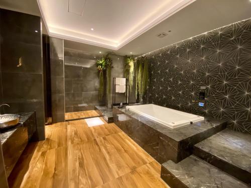 新竹市的住宿－琺何精品旅館，一间带浴缸的浴室
