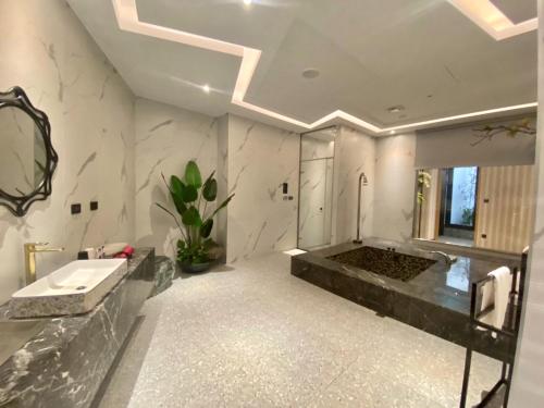ein großes Badezimmer mit Badewanne und Waschbecken in der Unterkunft VAHO Motel in Hsinchu