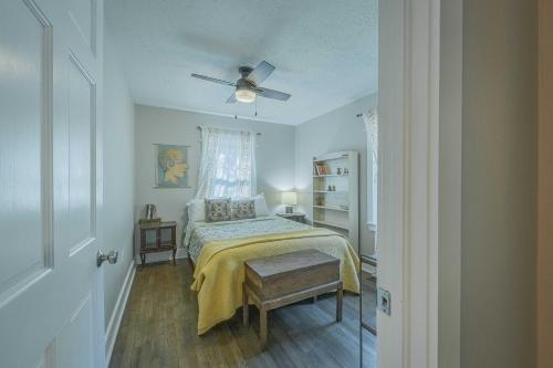 En eller flere senge i et værelse på The Eclectic Inn Downtown