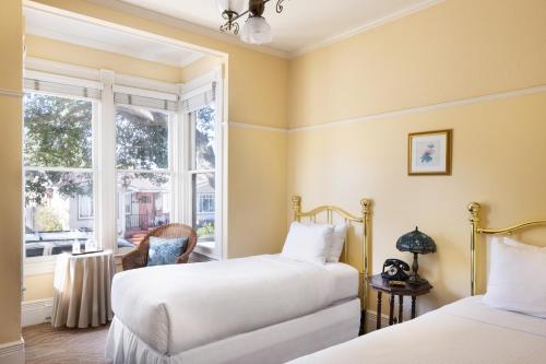 Ένα ή περισσότερα κρεβάτια σε δωμάτιο στο Centrella Hotel, a Kirkwood Collection Hotel