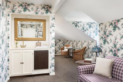 uma sala de estar com um lavatório e um sofá em Centrella Hotel, a Kirkwood Collection Hotel em Pacific Grove