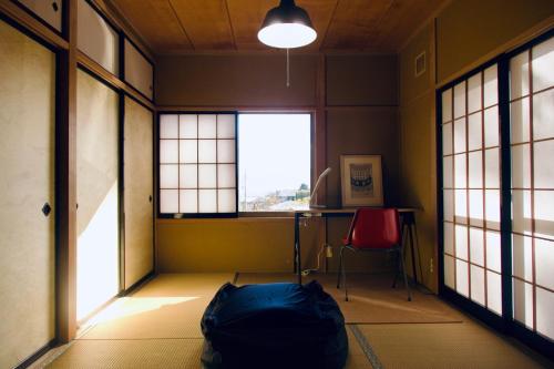 Galería fotográfica de 天然温泉付き プライベート空間 北アルプスの麓安曇野 貸切一棟貸 70型スクリーン完備 フモトノイエ en Azumino