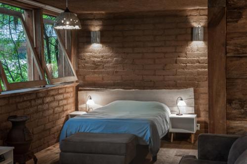 una camera con letto e muro di mattoni di Lofts in The Forest a Avándaro