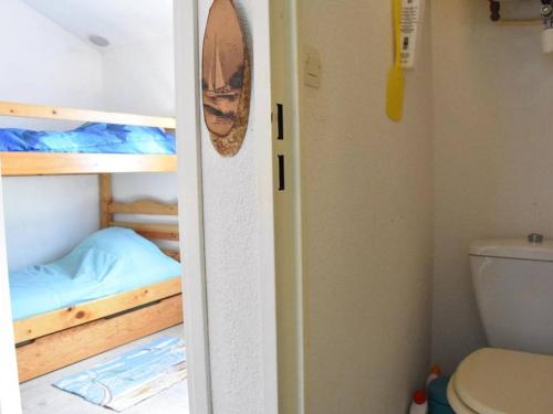 La salle de bains est pourvue de 2 lits superposés et de toilettes. dans l'établissement Pavillon 3 pièces à Gruissan avec piscine, 2 terrasses et parking privé, à 400m de la mer - FR-1-229-842, à Gruissan