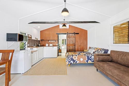 een keuken en een woonkamer met een bank bij The Beach Shack at Dalmeny in Dalmeny