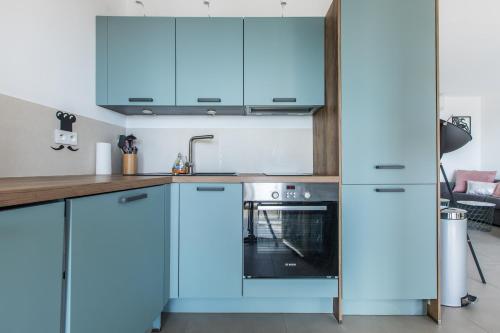 LB Vacation Rentals I Admire Panoramic Ocean Views Through Walls of Windows