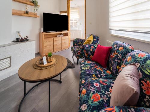 TV a/nebo společenská místnost v ubytování Retreat with Forest Views