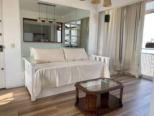 1 dormitorio con cama blanca y mesa de cristal en Apartment near to Recoleta & Puerto Madero en Buenos Aires