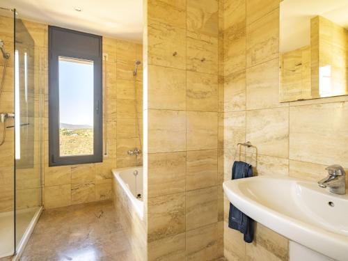 y baño con lavabo, bañera y ducha. en Beautiful Villa in Castell-Platja d'Aro with Pool, Sea Views, en Fanals d'Aro