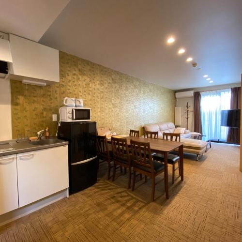 Η κουζίνα ή μικρή κουζίνα στο Guest House One More Heart at Kyoto Station South 6