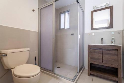 a bathroom with a toilet and a shower and a sink at Condesa, Depto 2 recamaras. in Mexico City