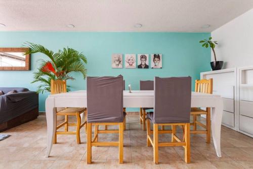 a dining room with a white table and chairs at Condesa, Depto 2 recamaras. in Mexico City